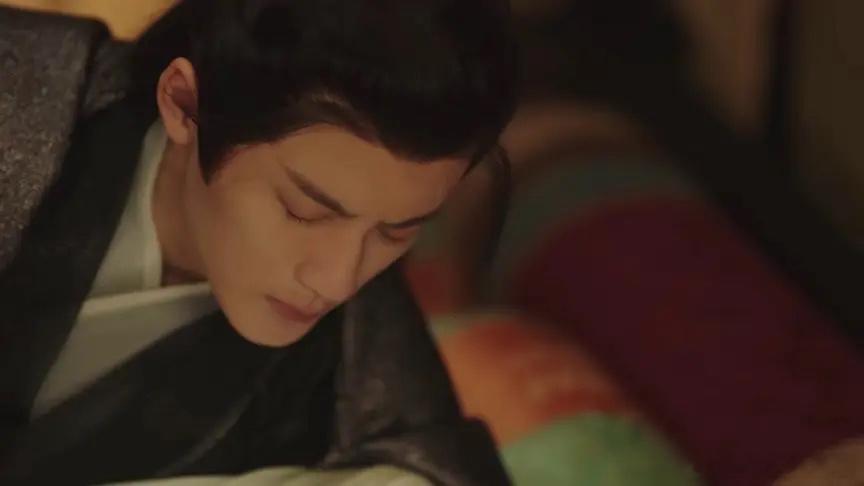 #相柳的极度克制# 相柳的爱是极度克制的爱，即使他很想吸小夭的脖子，但是他不敢，