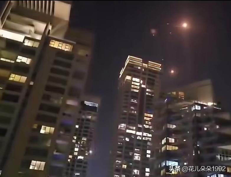 以色列特拉维夫上空导弹乱飞，但看下面的超高层商业写字楼与住宅楼还能灯火通明，这伊