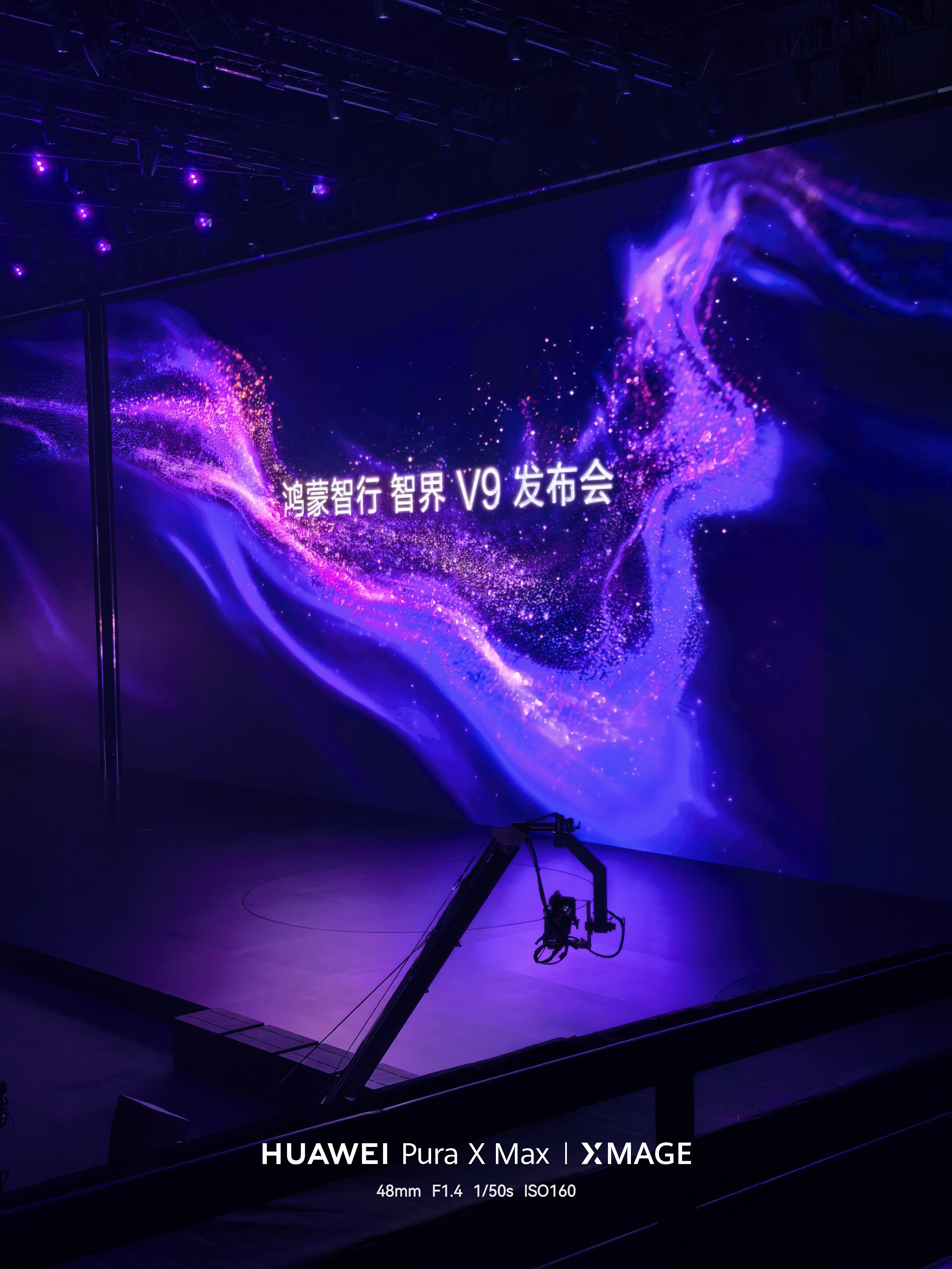 鸿蒙智行首款 MPV 智界 V9 来了，小订已经累计突破 40000 万辆！看得