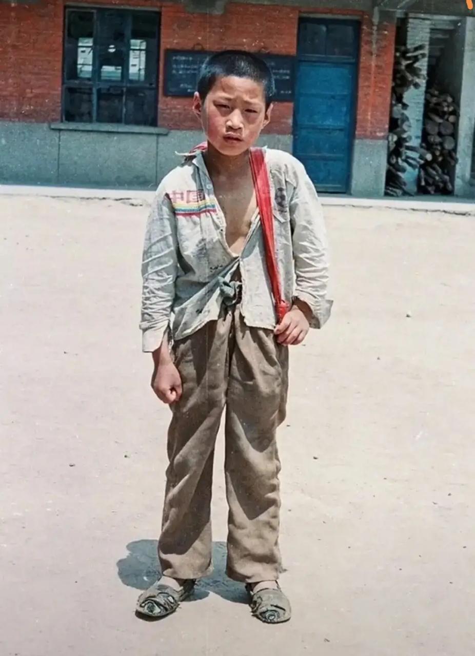 《海子的童年》
他叫海子，1985年出生于四川广安某村庄，3岁那年，父亲患肺癌留