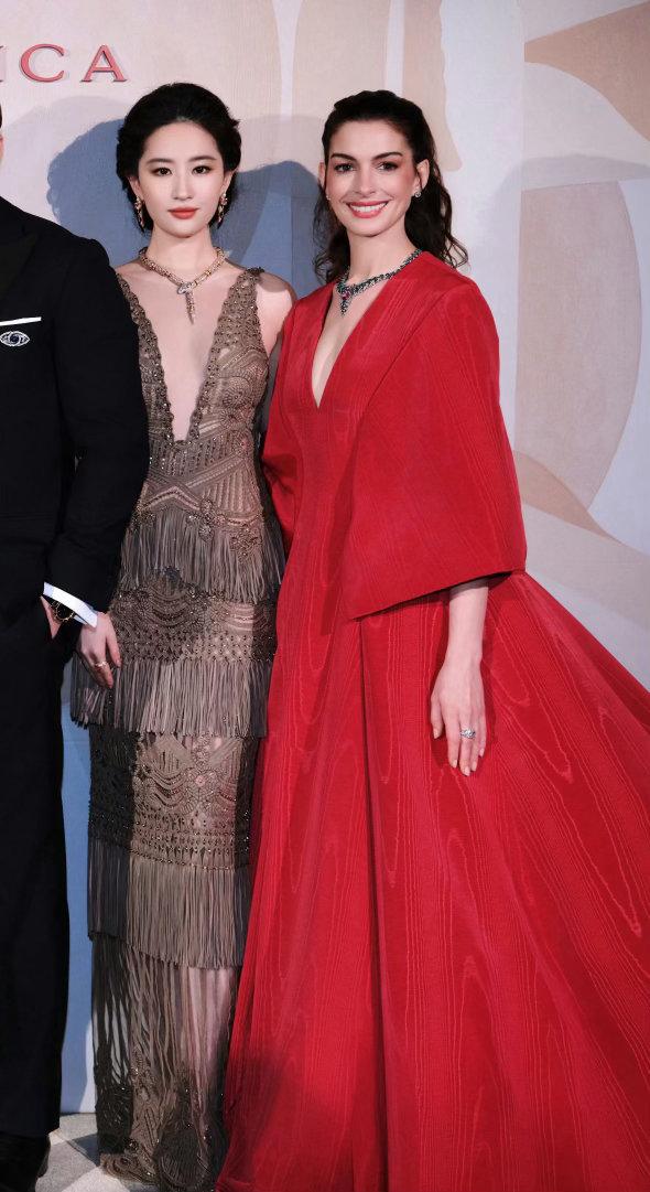 封神同框！东西方女神双向搂腰，这才是顶级体面
 
24日米兰品牌活动，刘亦菲、安