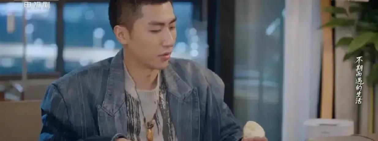 1.8%收官，却连刷3天热搜
 
吕佳最后一集才亮牌。前面装傻充愣，替领导背锅，