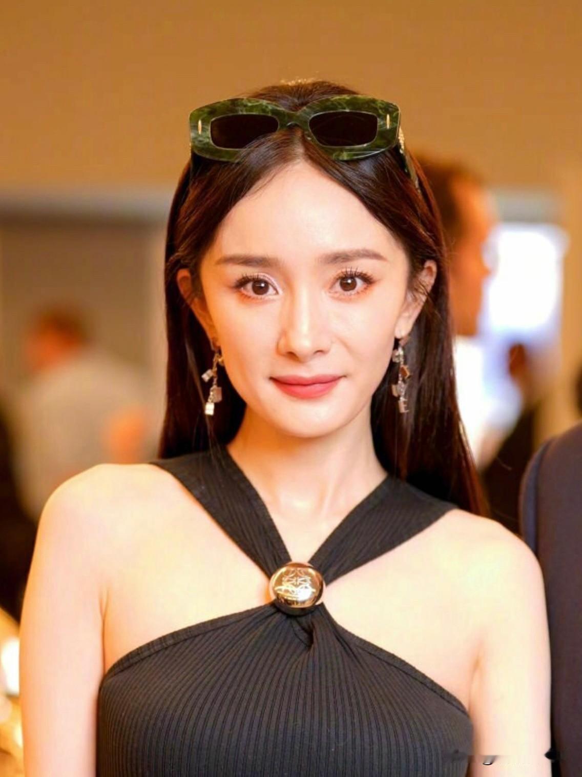 杨幂的做法我越来越搞不懂了
她怎么全签的老艺人，虽然都是有一些名气的，但是新生代