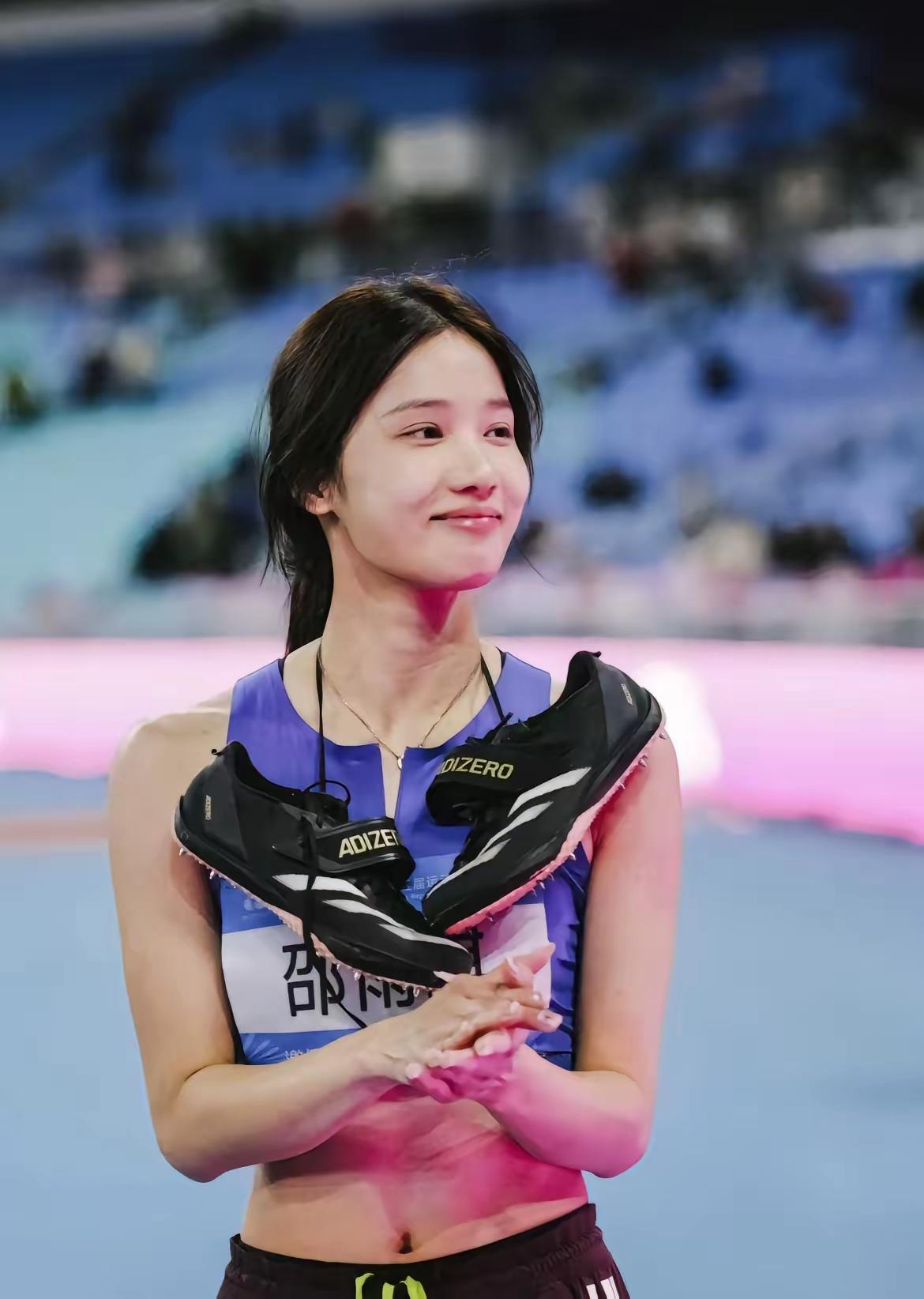 女人多读书，一定会有用的！
 
见过开挂的人生，但没见过这么开挂的！2002年生