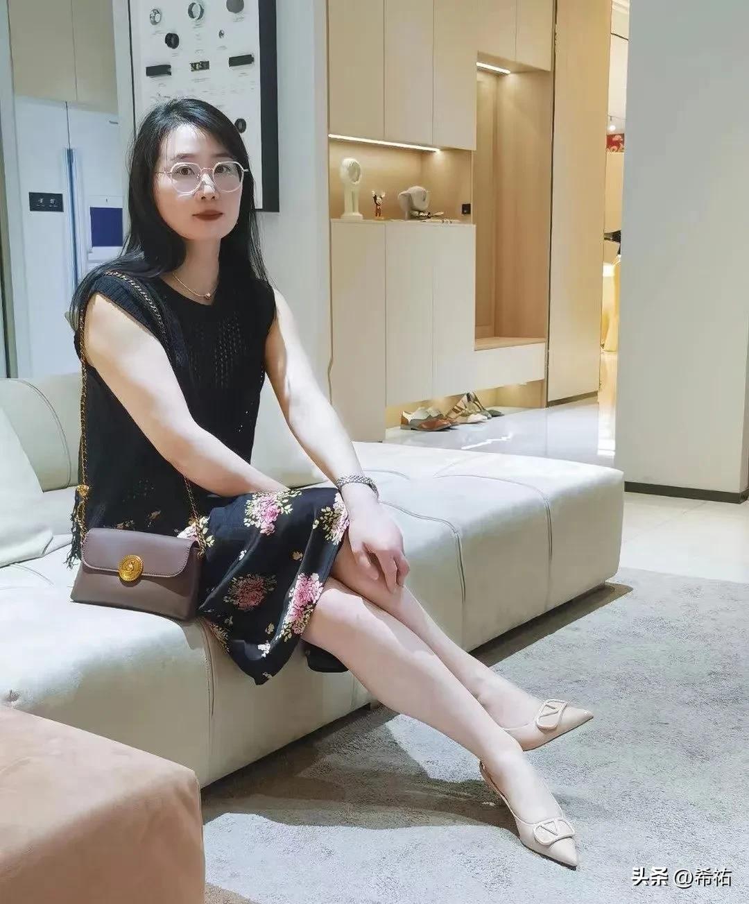 为什么成熟的女性戴上眼镜就会往知性上面靠呢？