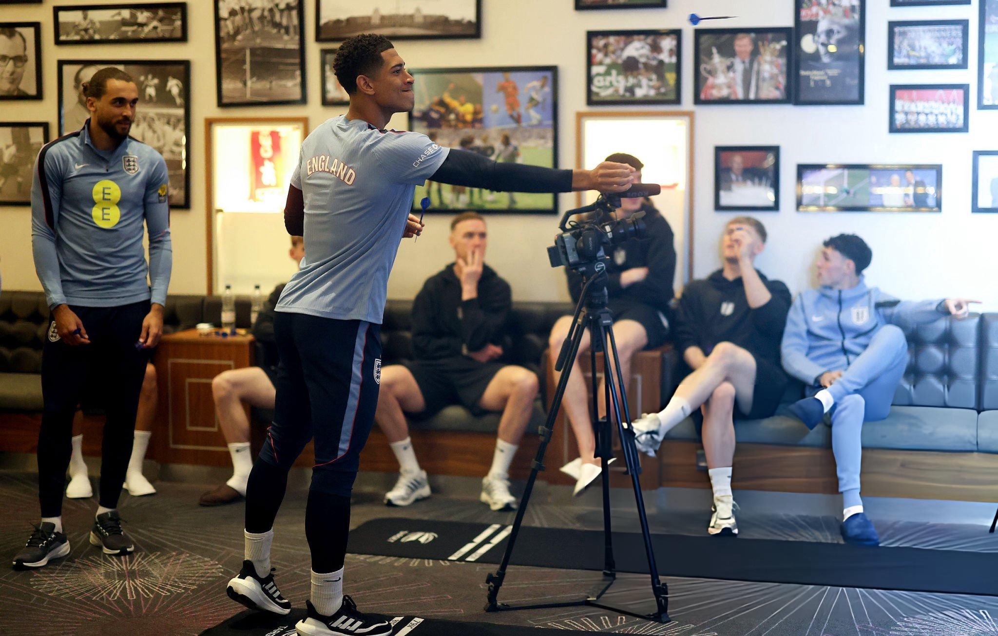 是新版10号球衣昨天晚上，最年轻的飞镖世界冠军Luke Littler，到访圣乔