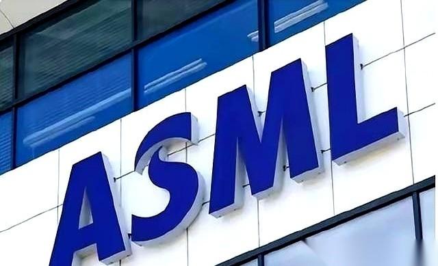 光刻机巨头阿斯麦，办公室的灯，一排排地灭了。
一纸裁员令，1700个工位，一夜清