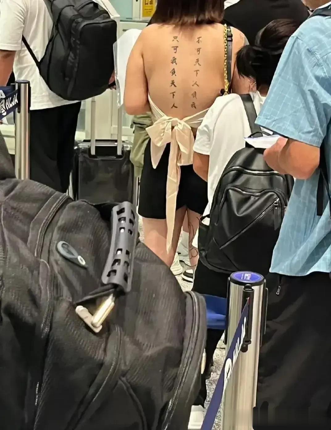 现在的女生到底怎么了！出门坐公交车也要照顾一下别人的感觉吧！真有这么急吗？连衣裙