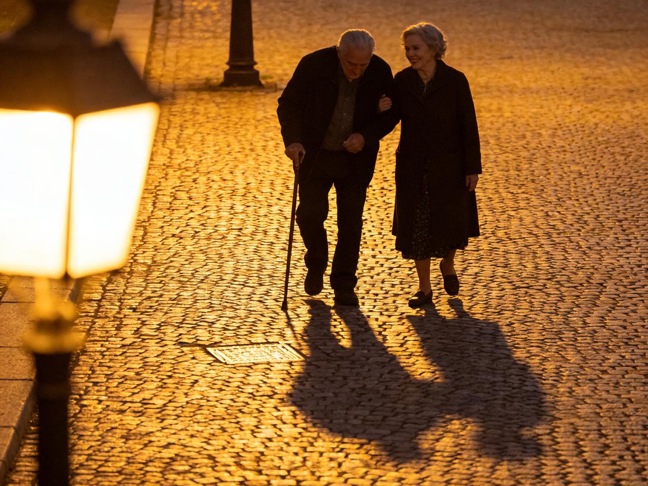 标题：夫妻，是一生的伴
少年夫妻老来伴，
吵吵闹闹一辈子，
不离不弃一辈子。
互