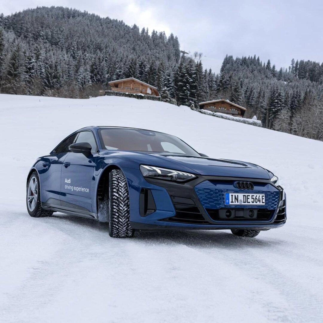 我至今为止开过驾控体验最好的三台纯电轿车——奥迪RS e-tron GT、保时捷