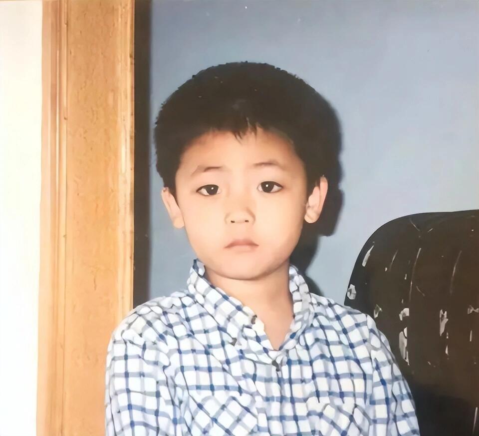 侯明昊 从小到大，就这么轻轻松松的一路帅过来了。一直处在颜值天花板。 