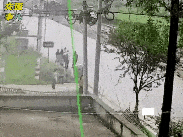 只要是马路，危险就一直存在，切勿在马路边逗留、聊天，因为你永远不知道开车的是什么