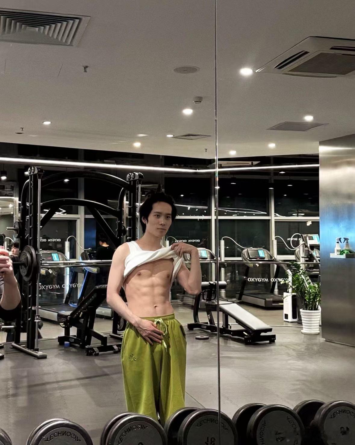 井胧被吴彦祖摸腹肌风华合伙人 井胧平时在镜头前总是嘻嘻哈哈，这次被摸腹肌反而露出