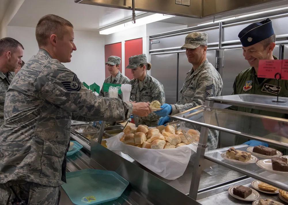 美军给士兵提供餐食一律是面包🍞，没有米饭🍚，面条🍜之类，当然少不了“预制菜