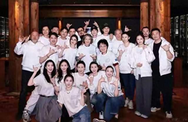 朱一龙晒北电聚会照，每人送20周年伴手礼；高叶、彭冠英是同窗