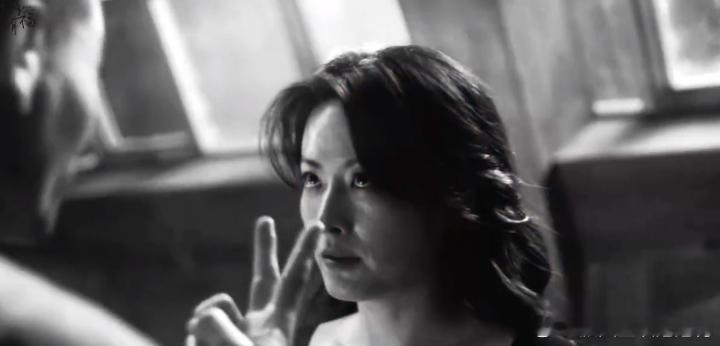 为了孩子疯成这样就合理了同一间破破烂烂的阁楼里，一边是新生儿响亮的啼哭声，一边是