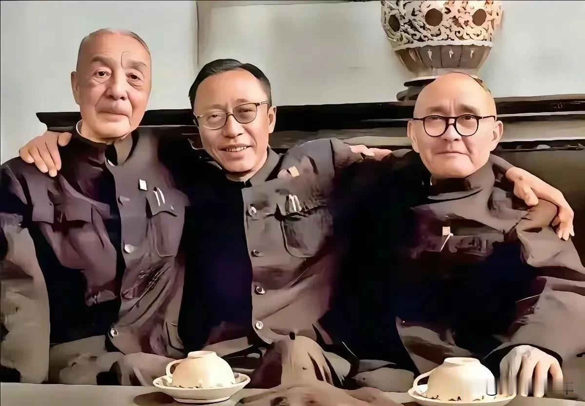 被溥仪搂着的两个人:
一个是打响辛亥武昌起义第一枪的熊秉坤，
另一个是带兵把他赶