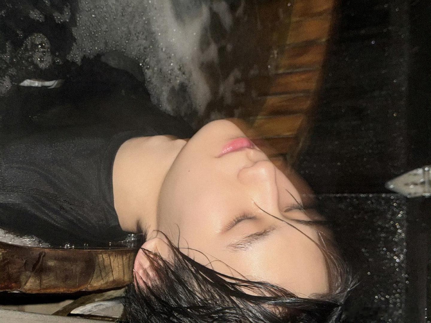 张真源[超话]张真源胸肌腹肌大腿肌没白练密室大逃脱 彭昱畅万万没想到，曾经贴在自