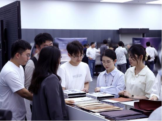 今年6月，冯兴亚与任正非在深圳就汽车产业趋势、营销创新、用户洞察以及合作项目等内