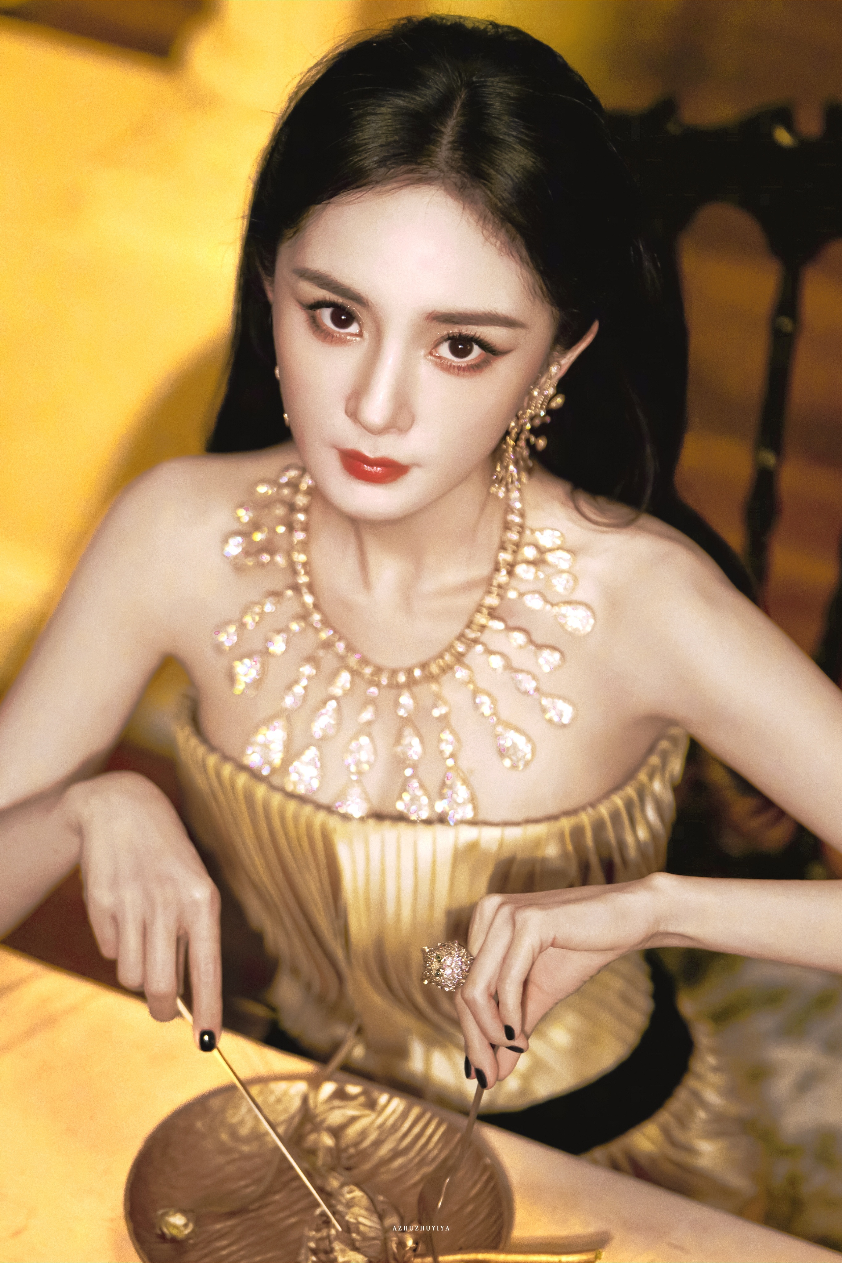 娜扎一把拉过杨幂杨幂Vogue盛典走秀造型今天你就是唯一的主角✨ ​​​