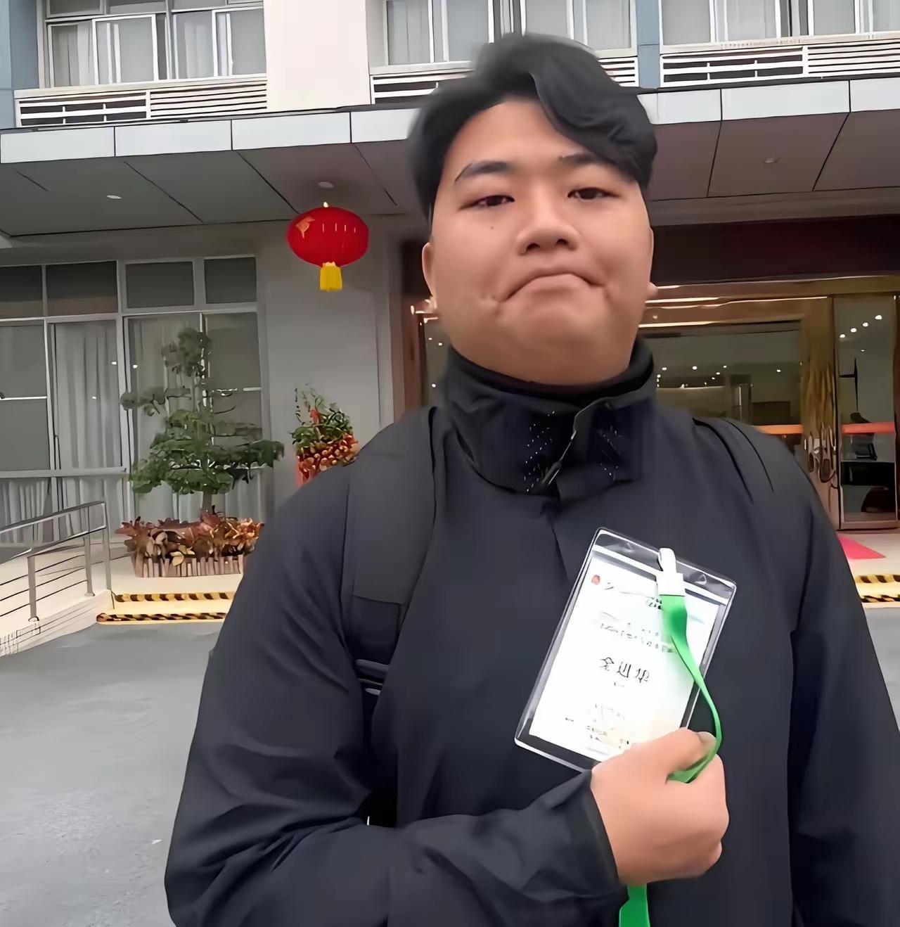 网友对全进华说:“你家里一共5个兄弟姐妹，真让人羡慕！”全进华说:“有什么好羡慕
