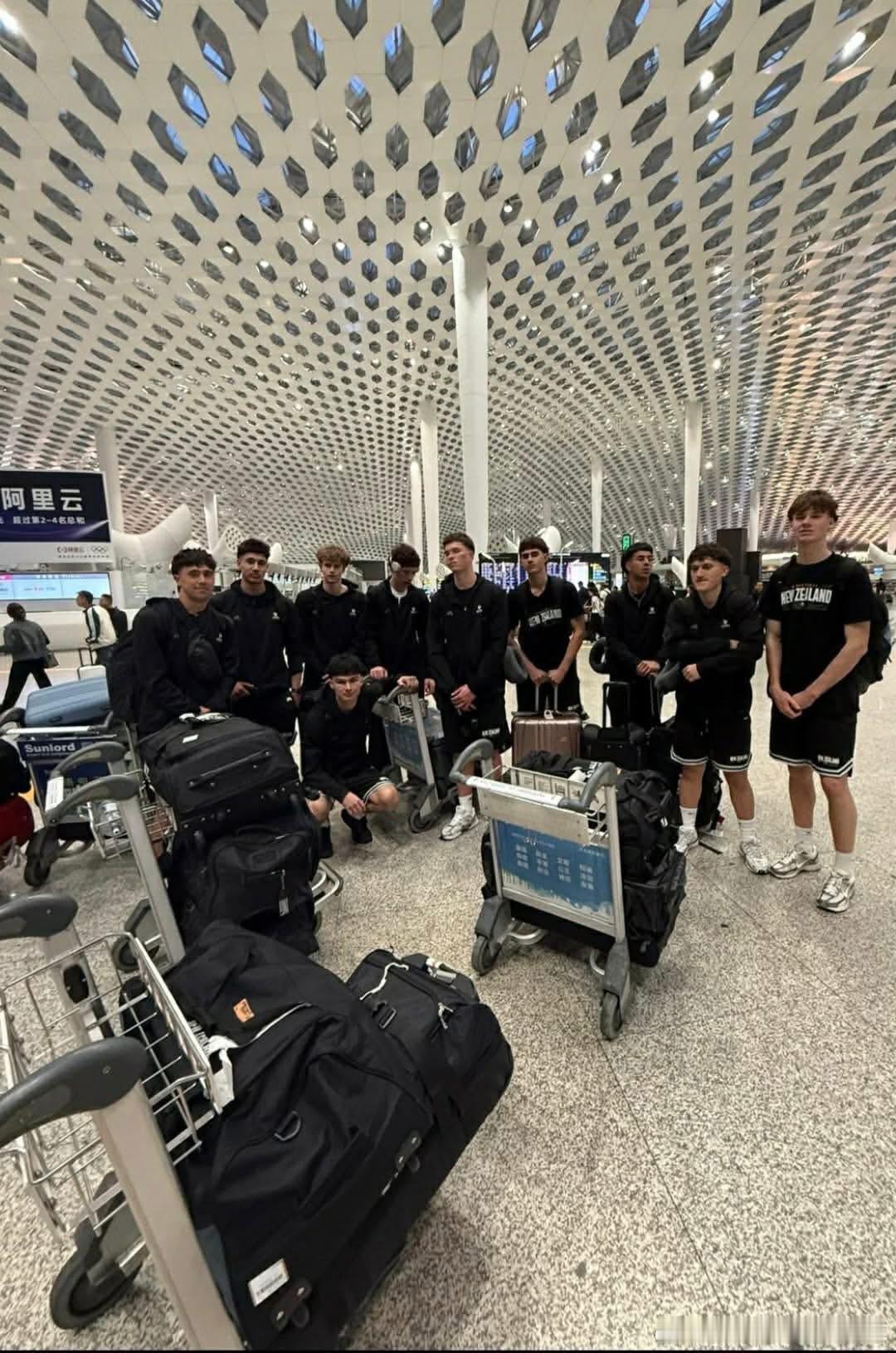 新西兰U17男篮抵达中国，接下来10天6场，为了世青赛热身。球队名单The fu