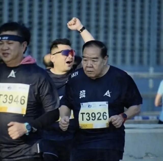 75岁的郑则仕用完成首个10公里赛事的经历告诉我们，人到老年的“瞎折腾”，从来不