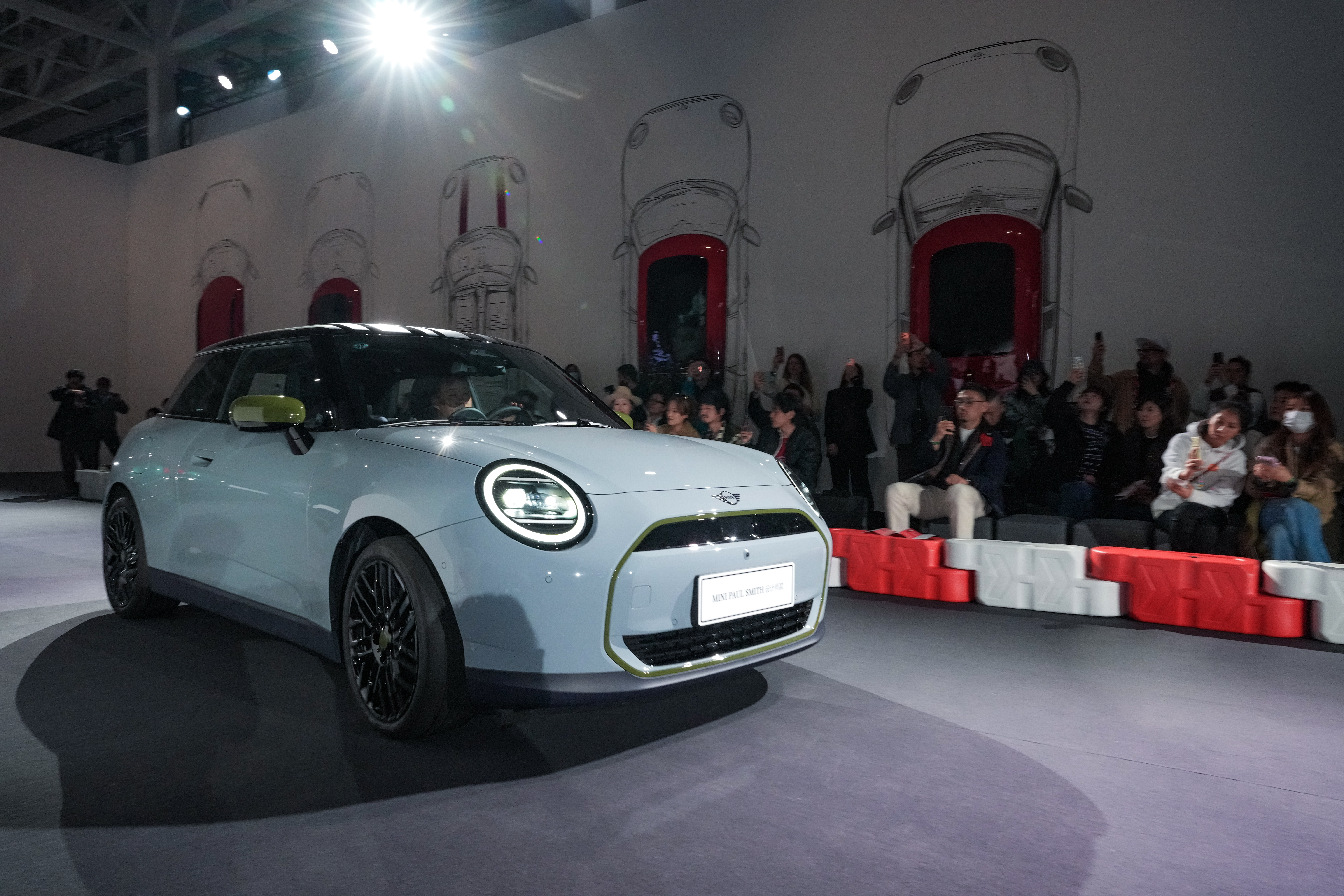 MINI会玩！最“不务正业”的发布会，把T台搭起来，和一群很有想法的本土设计师玩