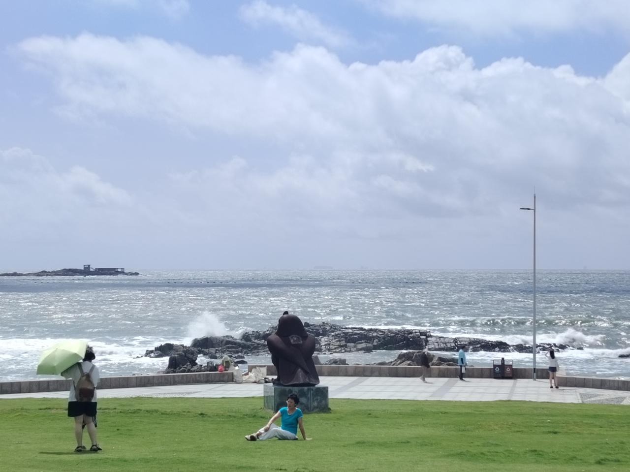 受天气影响，今日青岛海上风浪较大，第一海水浴场、石老人海水浴场、金沙滩海水浴场都
