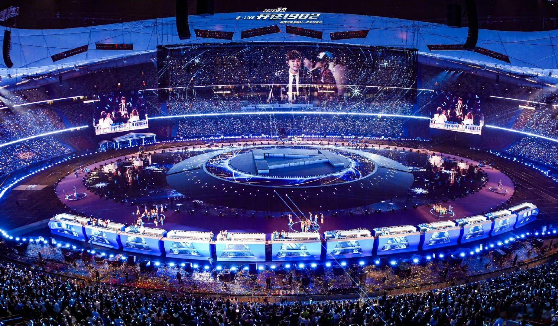 张杰最好的收尾谢娜发博祝张杰演唱会收官，张杰说最好的收尾是身边有你台下有星，真情