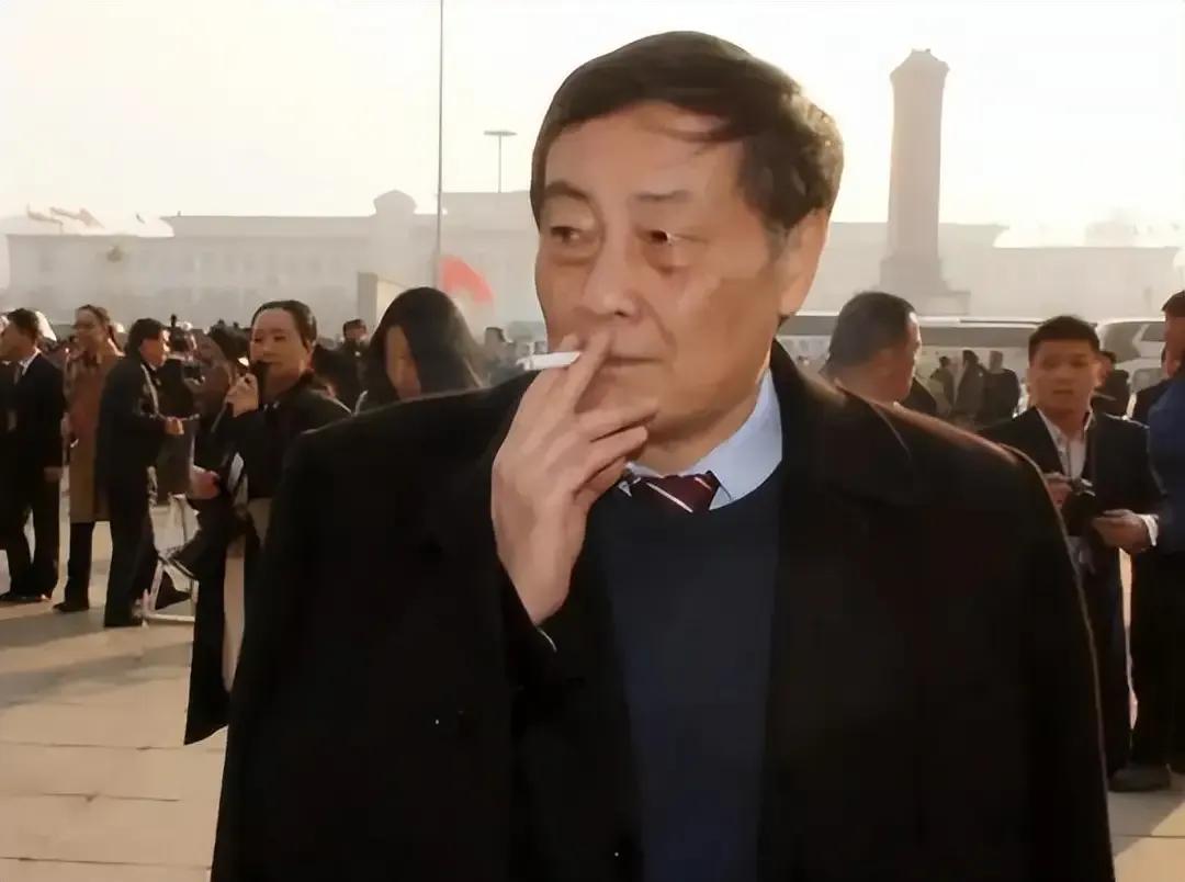 一起来看看实业家宗庆后光明磊落的一生：

1、身价千亿，没改国籍，没移民，更没有