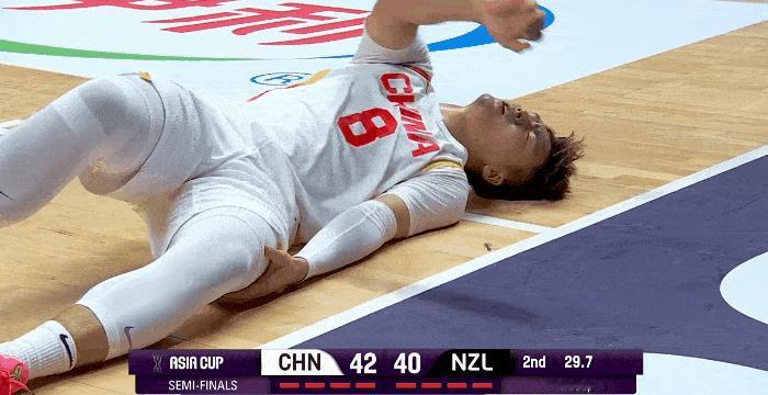 希望是虚惊一场！

在今晚男篮亚洲杯半决赛，中国男篮对阵新西兰男篮的第二节比赛中
