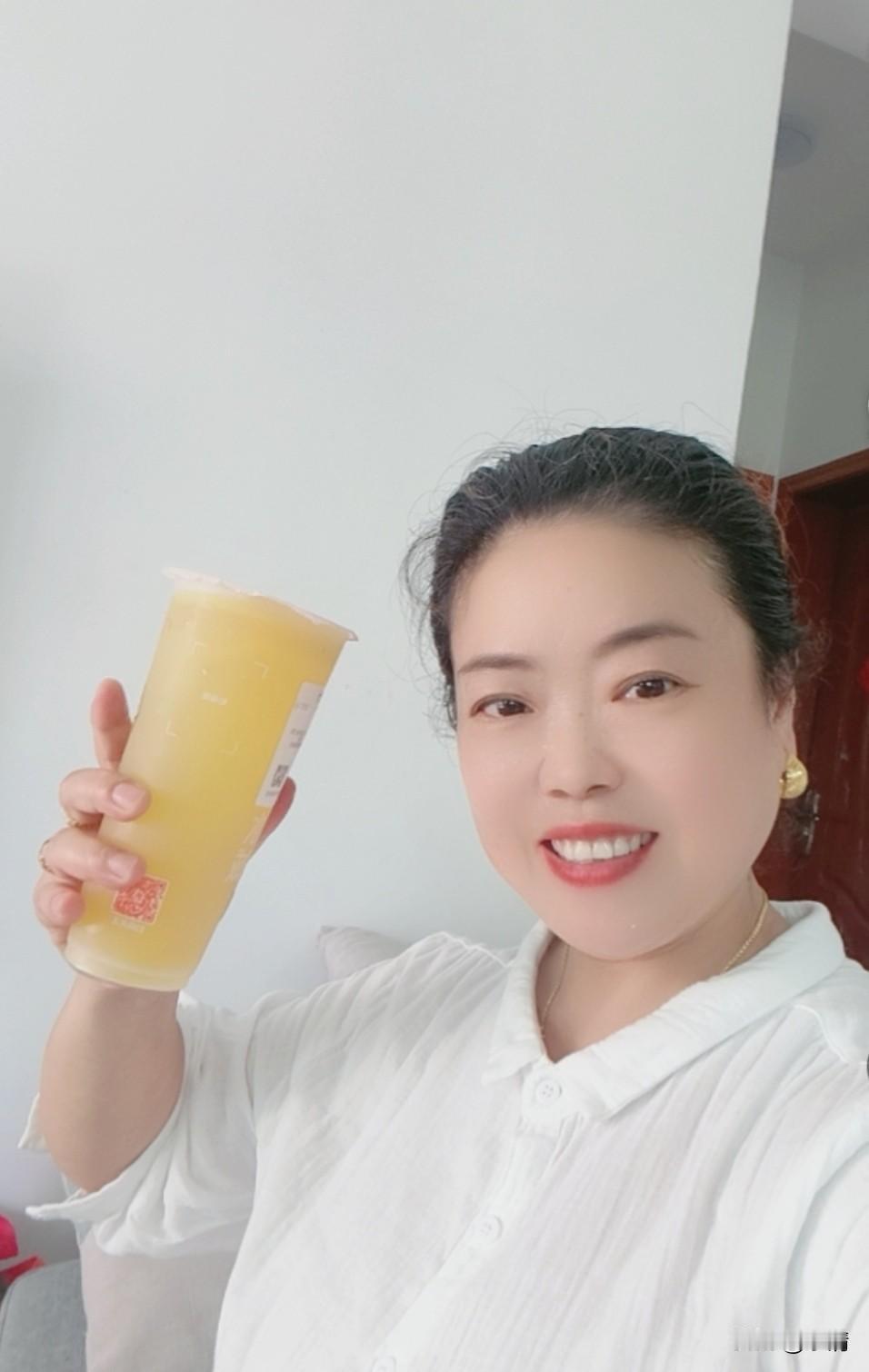 跨越山海，如约而至的秋天第一杯奶茶。
 
昨天还在心里悄悄感慨，转眼又到立秋。脑