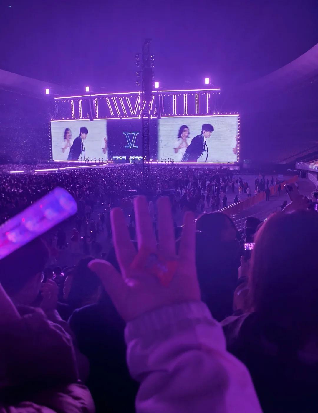 在张杰的青岛演唱会抢到喜糖啦❤️
在现场好多求婚的呀，前面大哥求婚的时候现场发喜