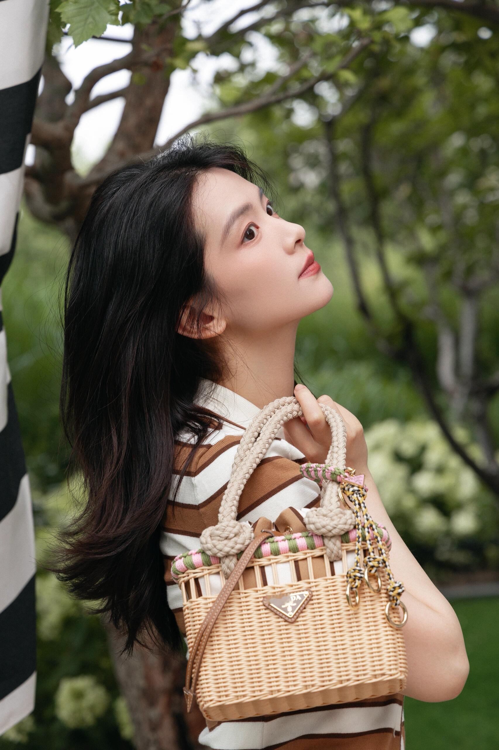 陈昊宇 × PRADA品牌大使全新大片，定格盛夏时光的 明媚Prada女郎☀️?