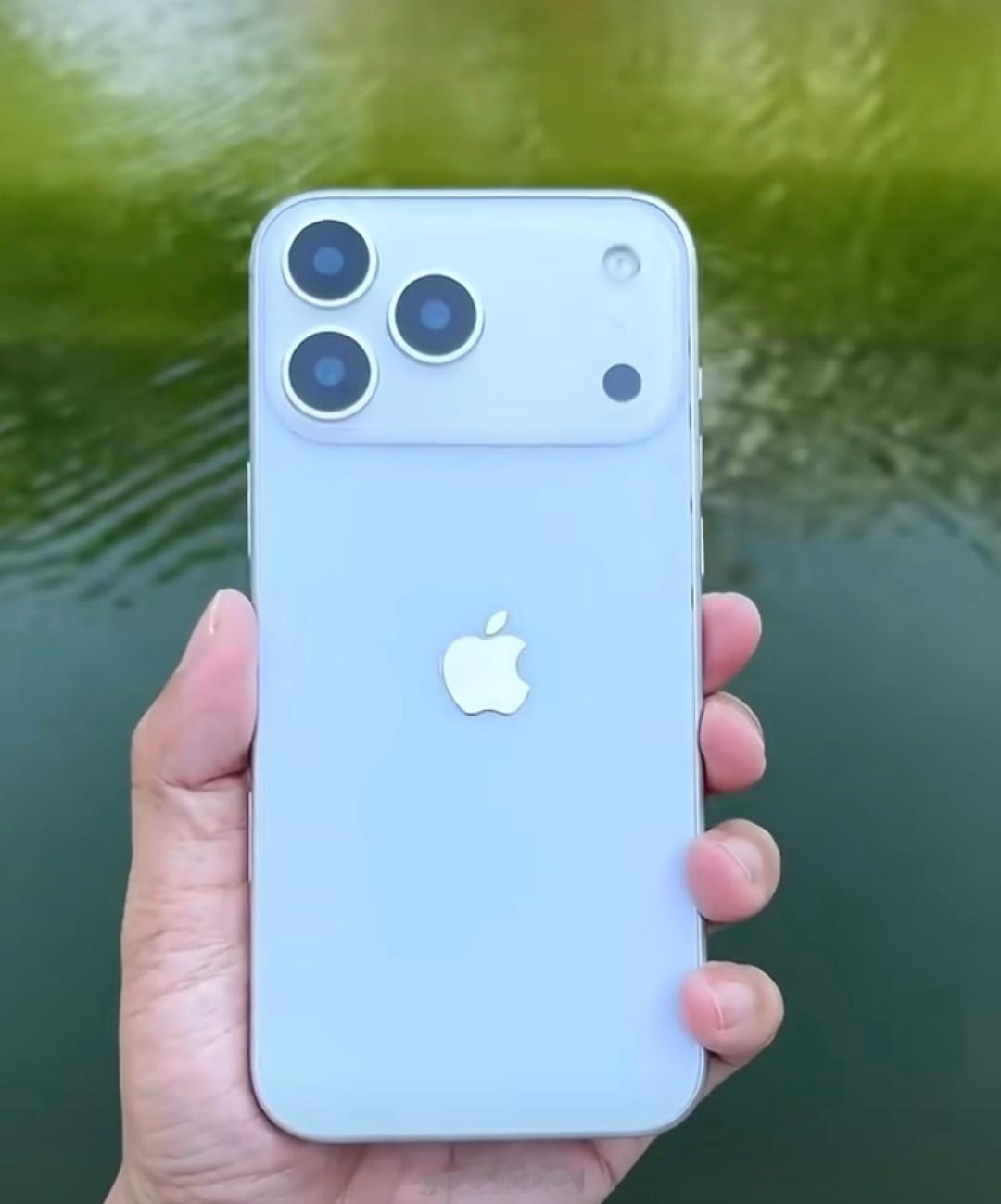 iPhone17ProMax最新机模横向镜头模组更大，你们觉得丑不丑？ ​​​