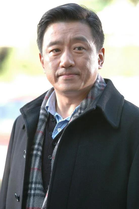 当年，陈国军筹拍《末路1997》，可演白宝山的演员突然说：“得给我加薪，不加薪我