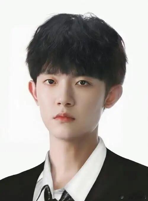 李明德评论 李明德，一个在娱乐圈中逐渐崭露头角的名字，以其细腻的演技和独特的个人