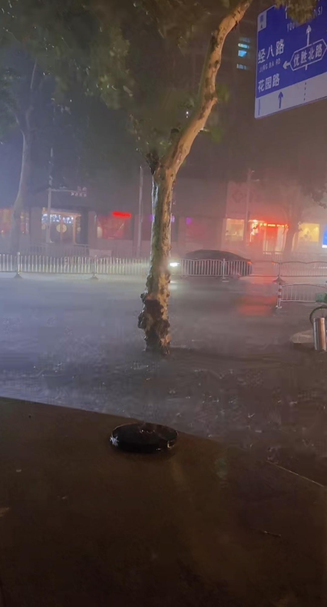 郑州又下暴雨了，到处都是积水……不是哥们，年年这样，不能救一下吗？[允悲] ​​