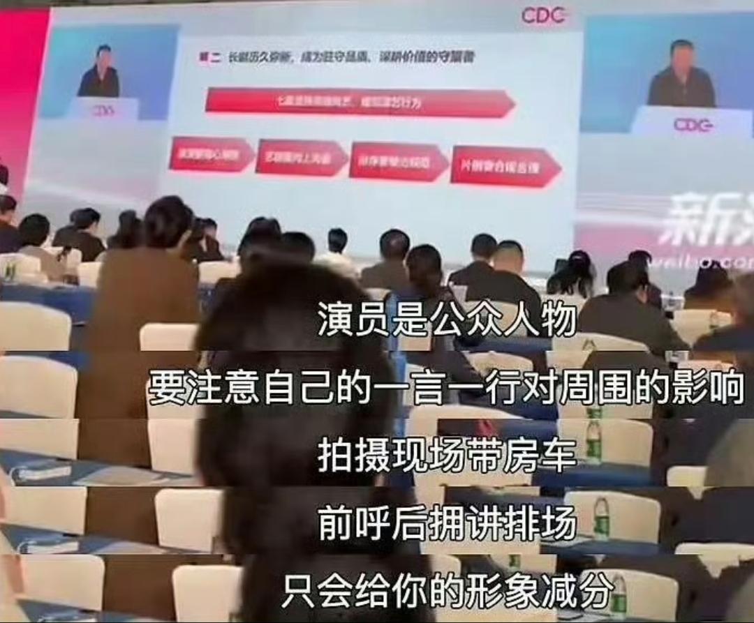 不过我看了一下评论区，好像大家都不怎么买账。
确实，拍戏现场不让明星用房车，这群