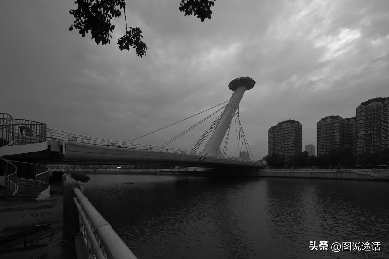 实拍今日海河。中伏收尾，雨退津城。今天是中伏第二十天，台风白海豚来津折腾数日，总