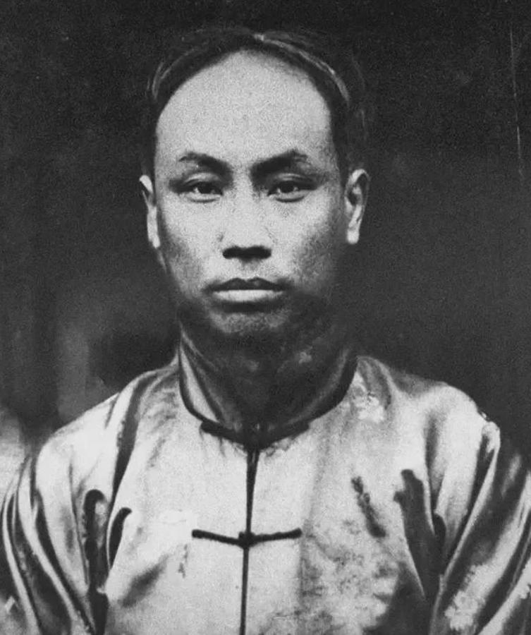 1953年，毛主席来到陈独秀的老家安庆视察。突然，毛主席问工作人员：“陈独秀家还