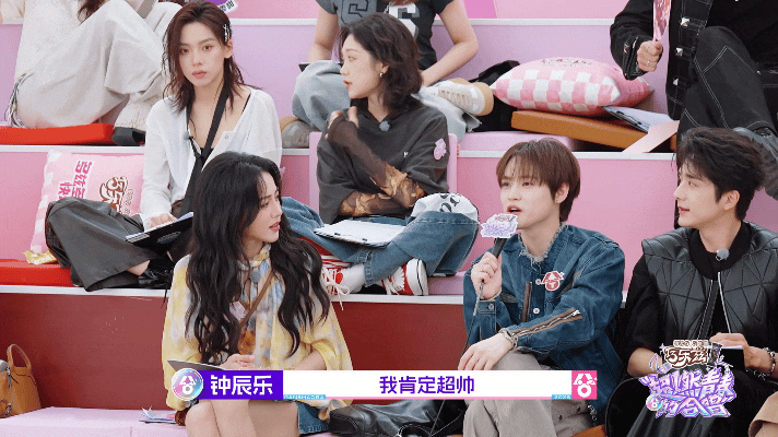钟辰乐以为帅气湿身实则落汤鸡 钟辰乐在节目里回忆起泰国演唱会暴雨舞台这段青春往事