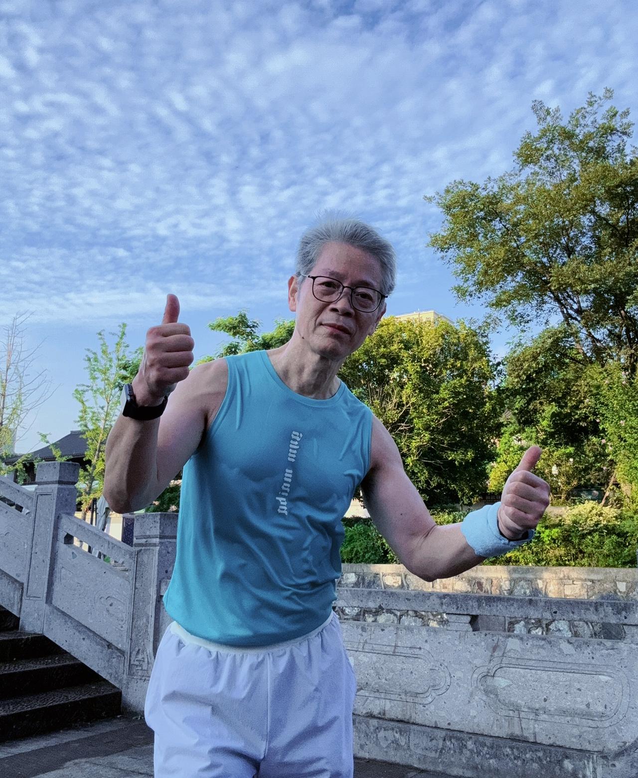 人与人之间无形的差距，往往藏在清晨这两小时。
旁人醒来第一件事便是刷手机，在浮躁