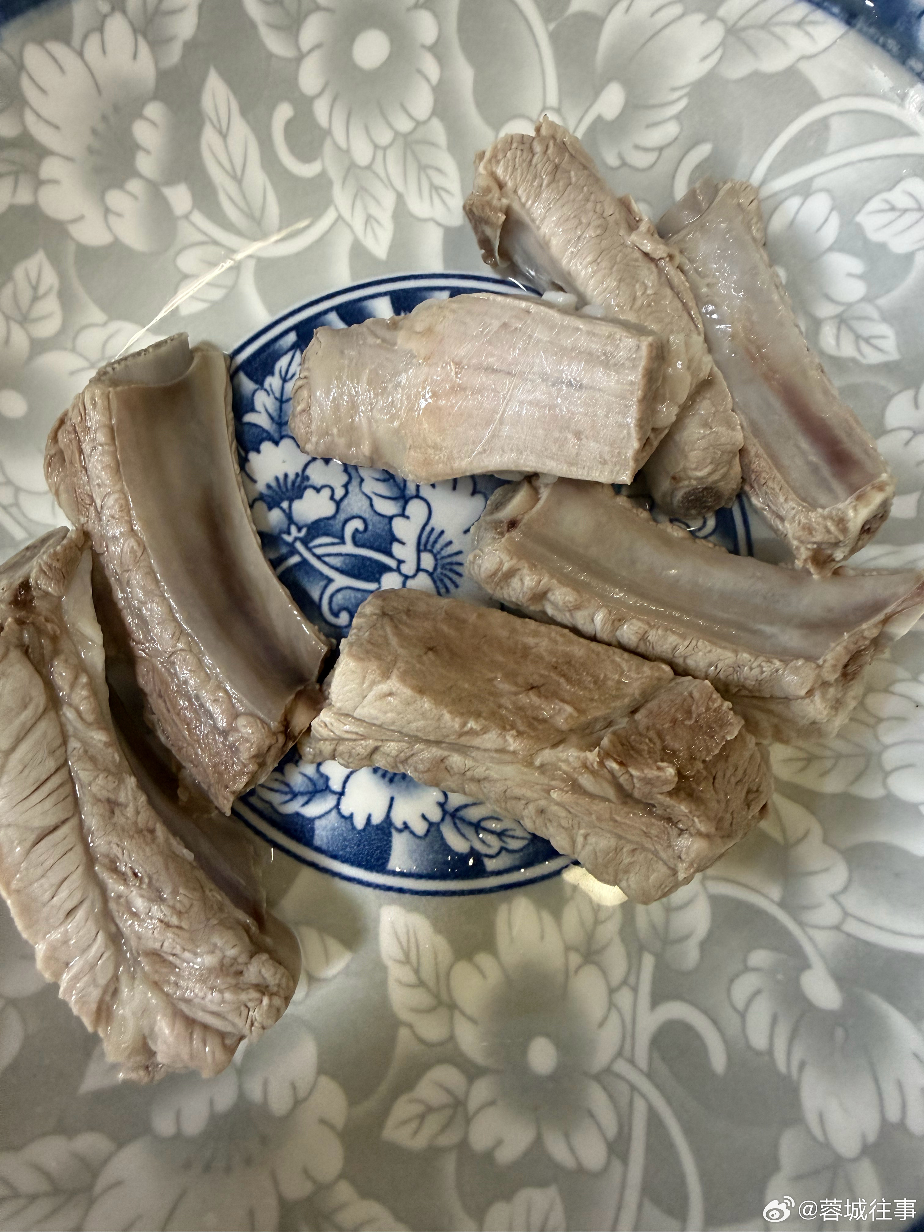 戴耳环引争议女干部回应恶评没文化，真可怕…我今天买的排骨是6两，7块，也就是说，