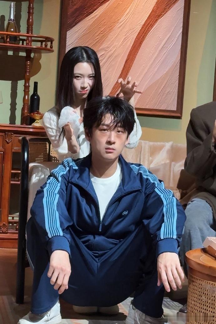 墅大招风喜人奇妙夜 《墅大招风》里的王和季晔那段对话真是太好笑了，剧本太有趣，演