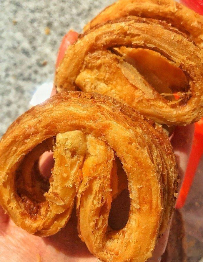 北京美食   蝴蝶酥。整体焦糖味  和黄油味儿  特别浓。 北京美食