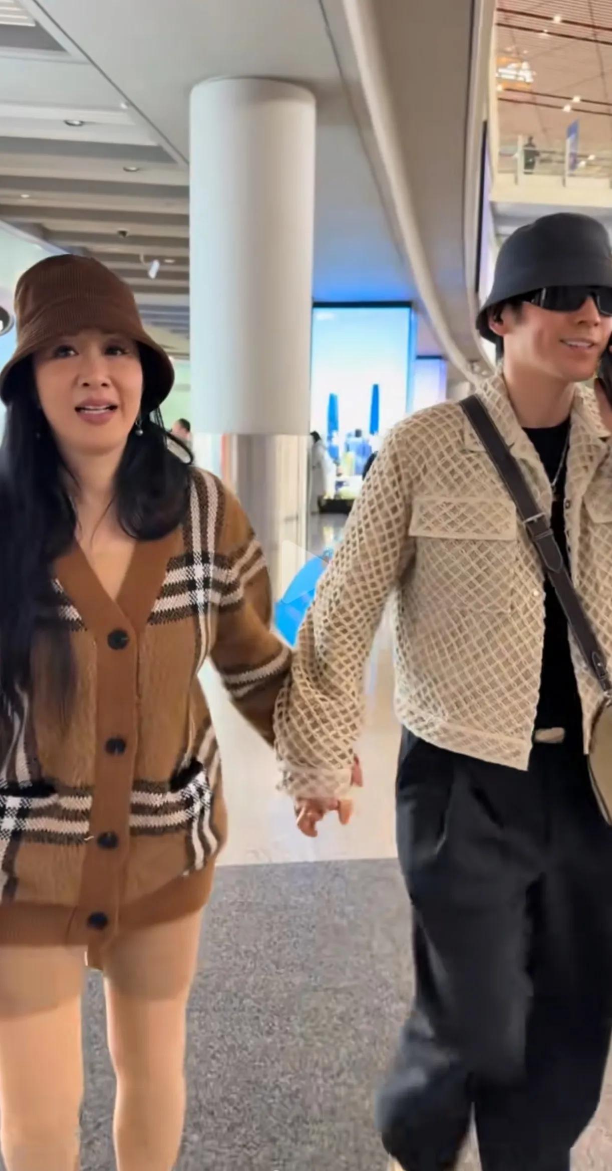 钟丽缇脸都胖了一圈，更像大妈的形象了。
这么多年了张伦硕依旧很爱她，打电话都不忘