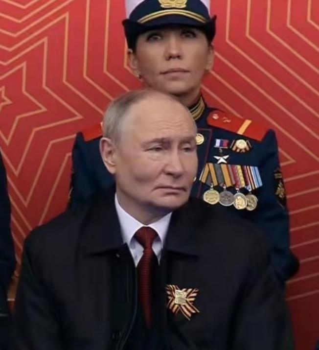 说普京变得愈发强硬了，不是说他只在做表面文章，而是他比谁都清楚，有些底线如果不去