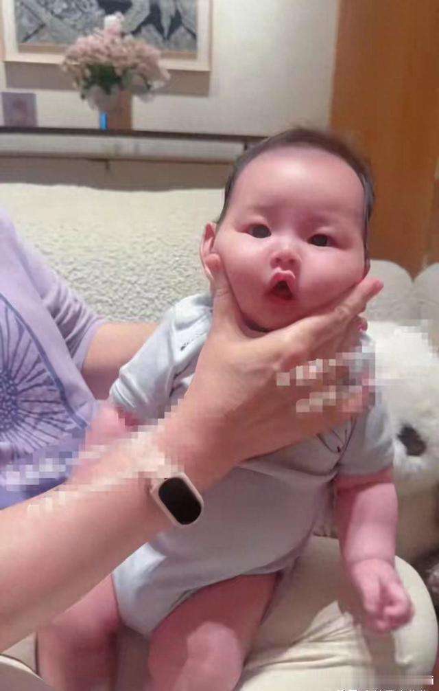豪门晒娃戏码看多了，马筱梅这一出，真挺有代表性的：亲儿子汪宝镜头怼脸拍、细节拍、